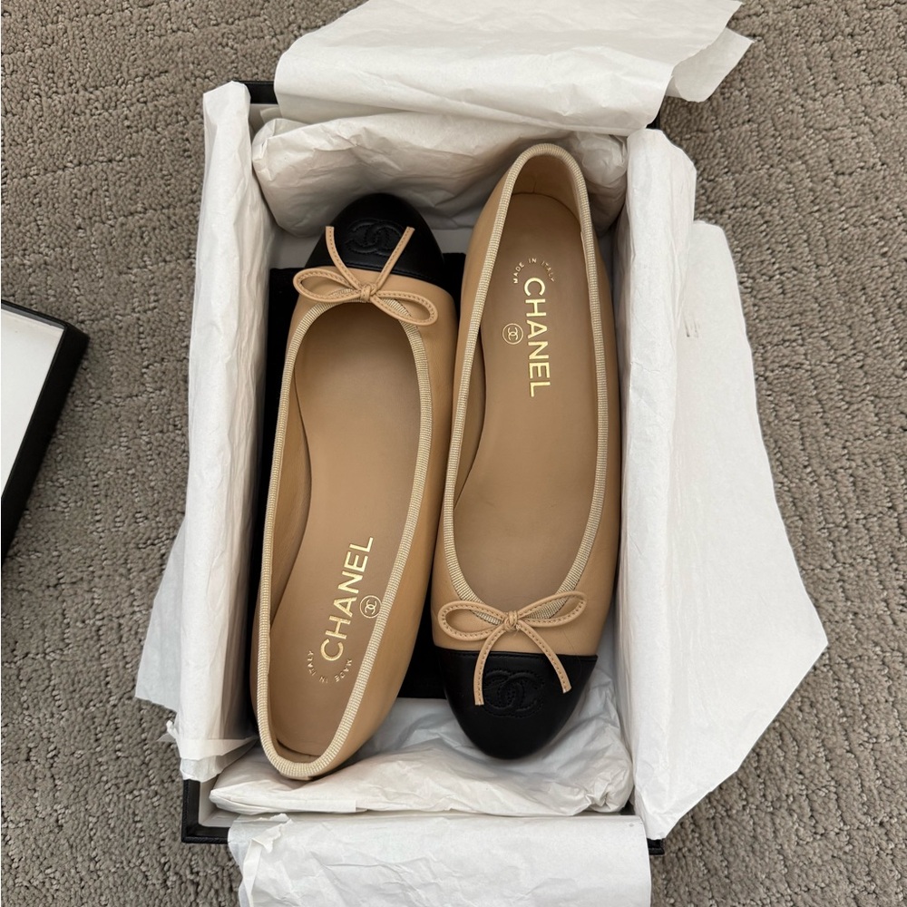 CHANEL Two-Tone Beige and Black Flats